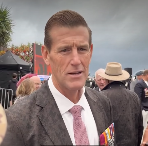 Ben Roberts Smith receives hero’s welcome at Currumbin RSL Anzac Day ceremony